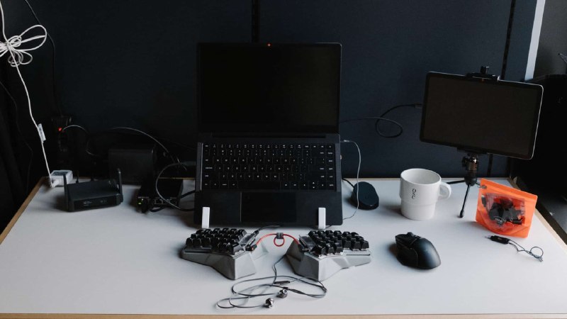Minimal yet Productive Travel Desk Setup